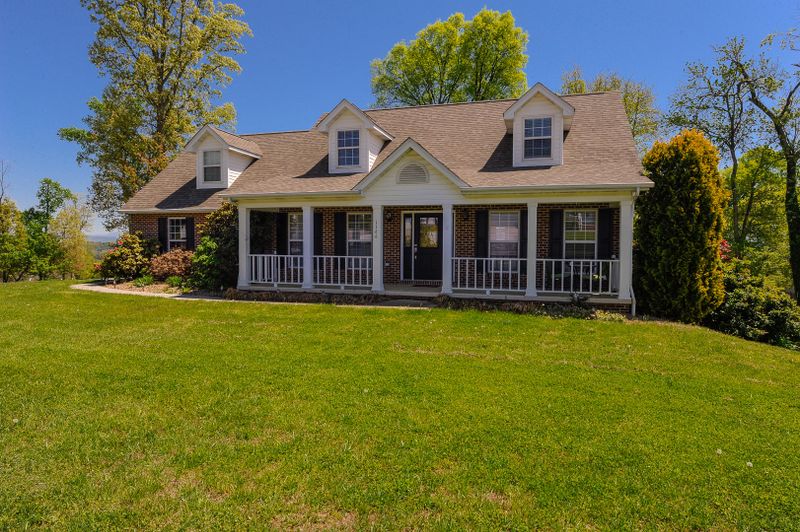 1166 Summerfield Dr, Maryville, TN 37801