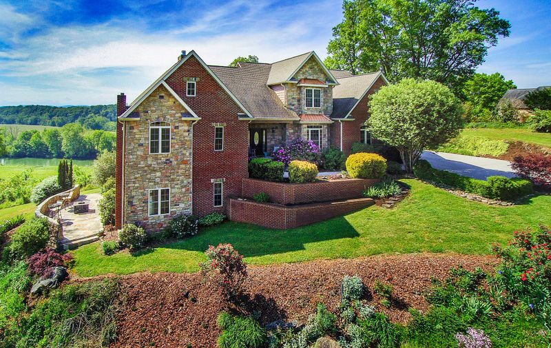 1167 River Dr, Blaine, TN 37709