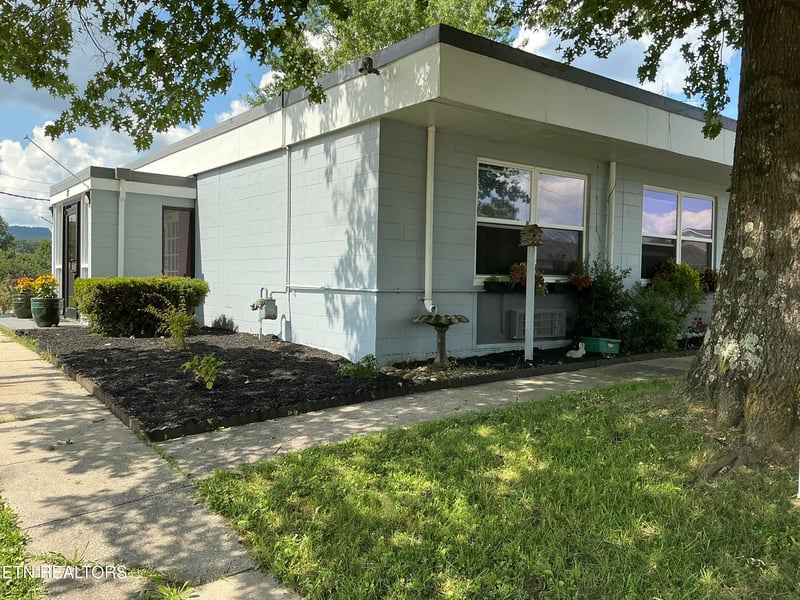 117 Pierce Rd, Jacksboro, TN 37757