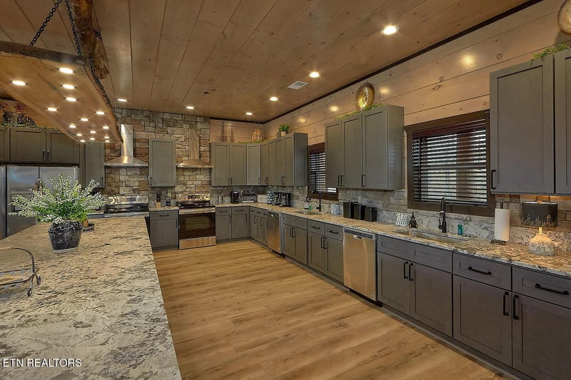 1175 Woodland Trek Ln, Sevierville, TN 37876