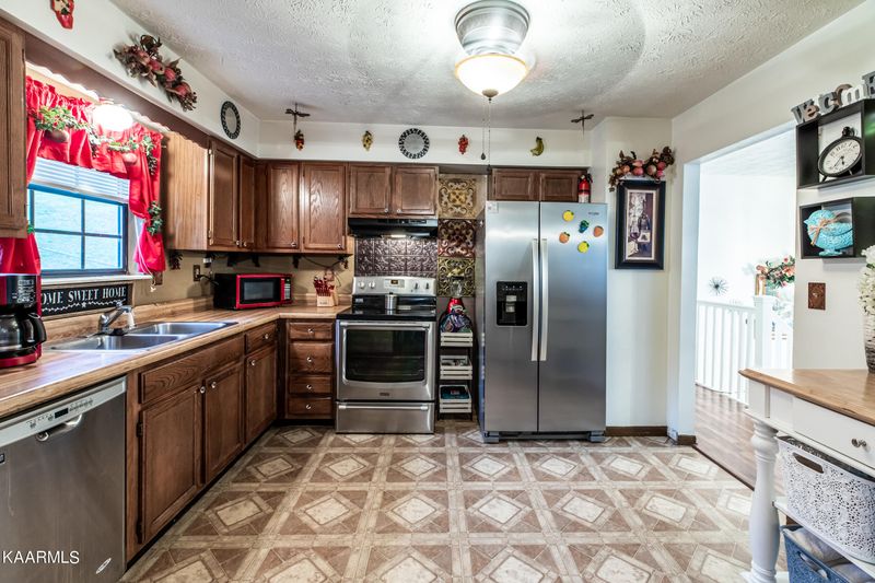 118 Eaglewood Ln, Jacksboro, TN 37757