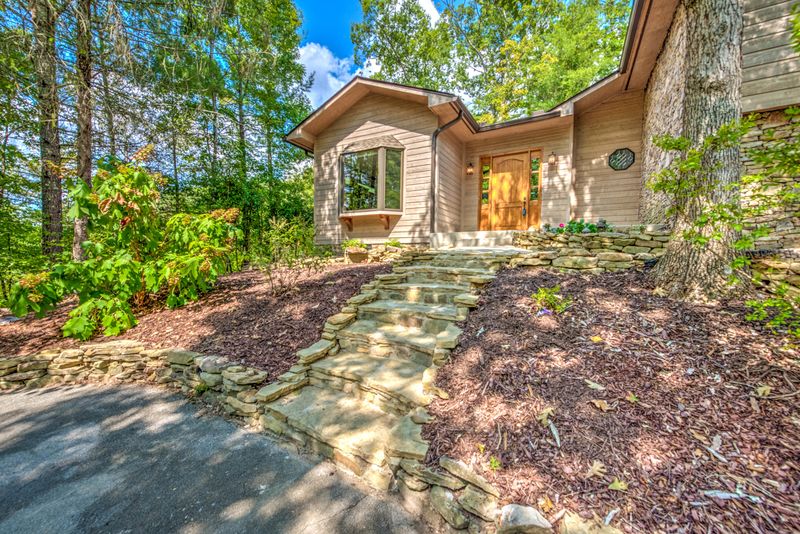 118 Graceland Rd, Oak Ridge, TN 37830