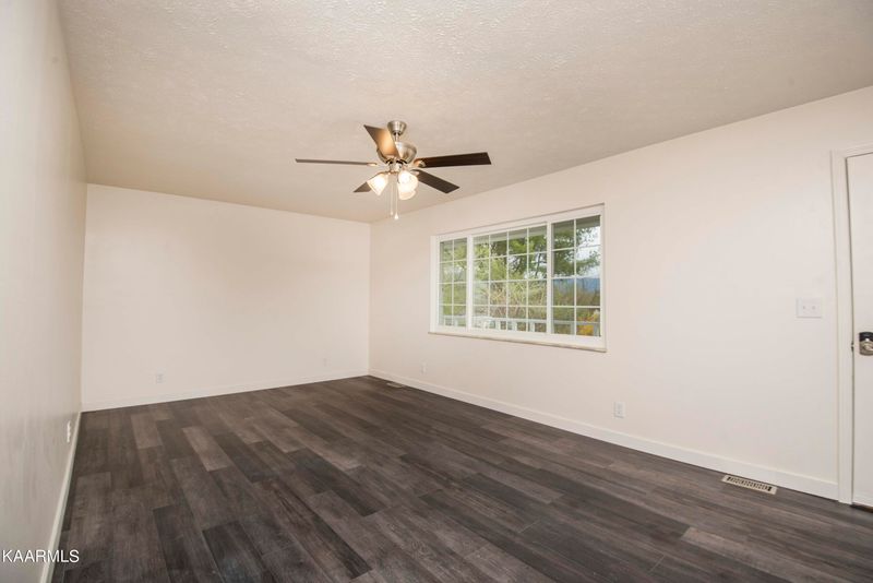 118 Lola Ln, Lafollette, TN 37766