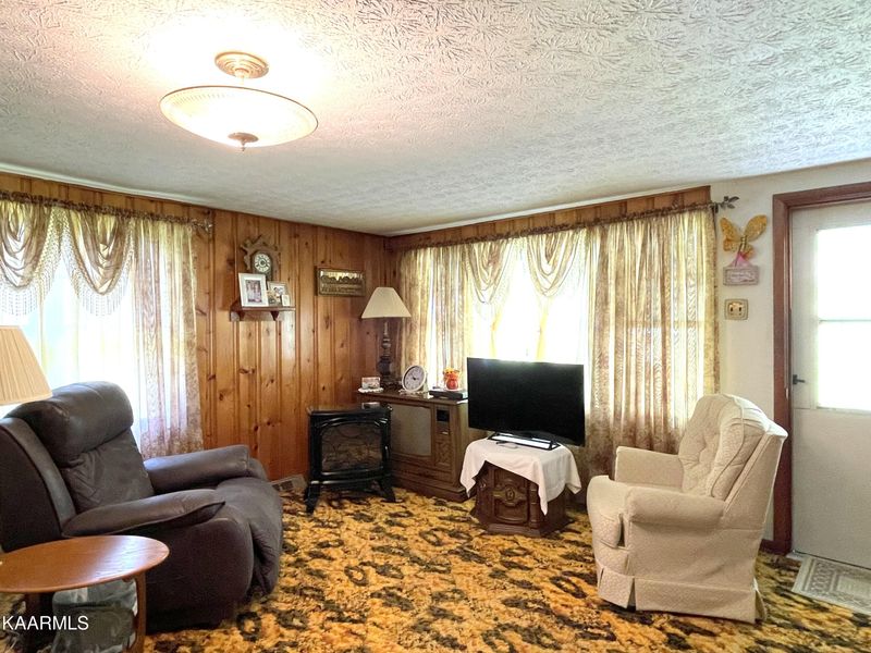 118 N Meredith Ln, Lafollette, TN 37766