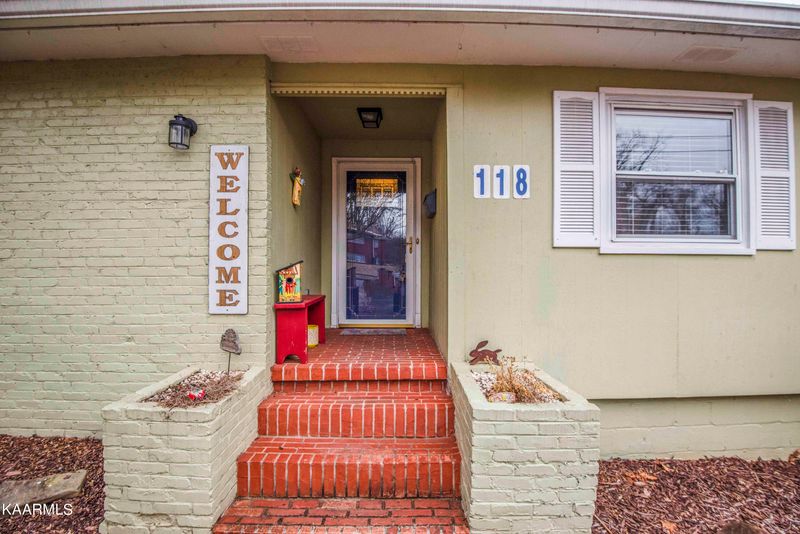 118 Tabor Rd, Oak Ridge, TN 37830