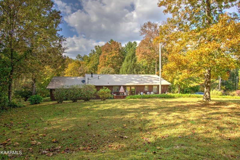 118 Thurman Lavender Rd, Deer Lodge, TN 37726