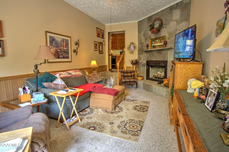 118 Thurman Lavender Rd, Deer Lodge, TN 37726