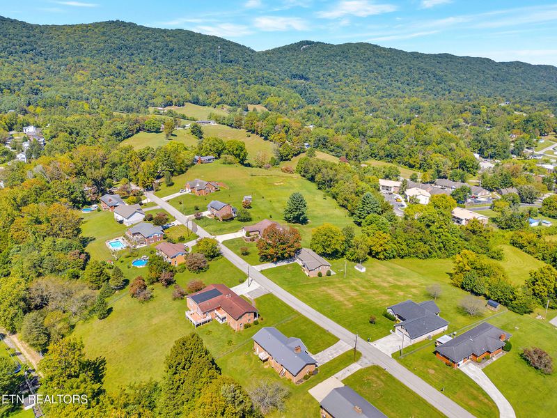 119 Colonial Hts, Lafollette, TN 37766