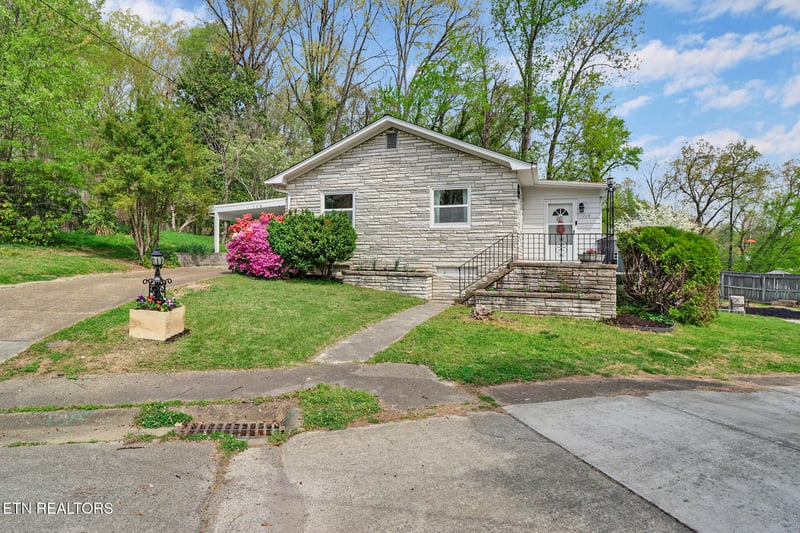119 E Magnolia Ln, Oak Ridge, TN 37830