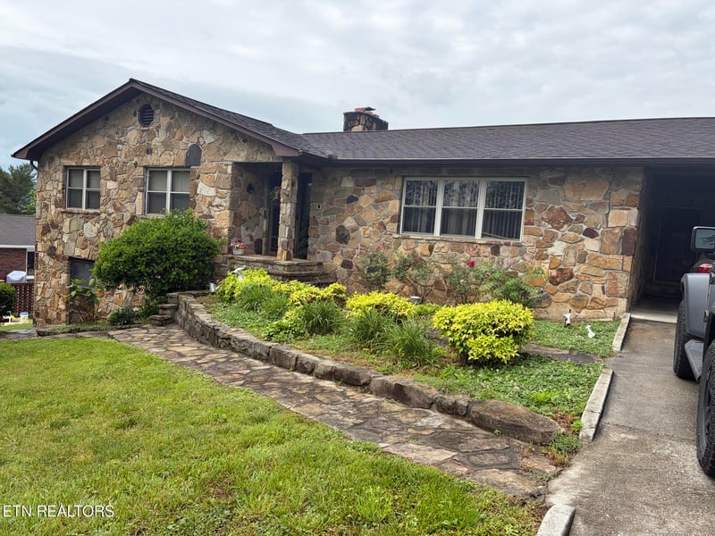 119 Mountain View Rd, Jacksboro, TN 37757