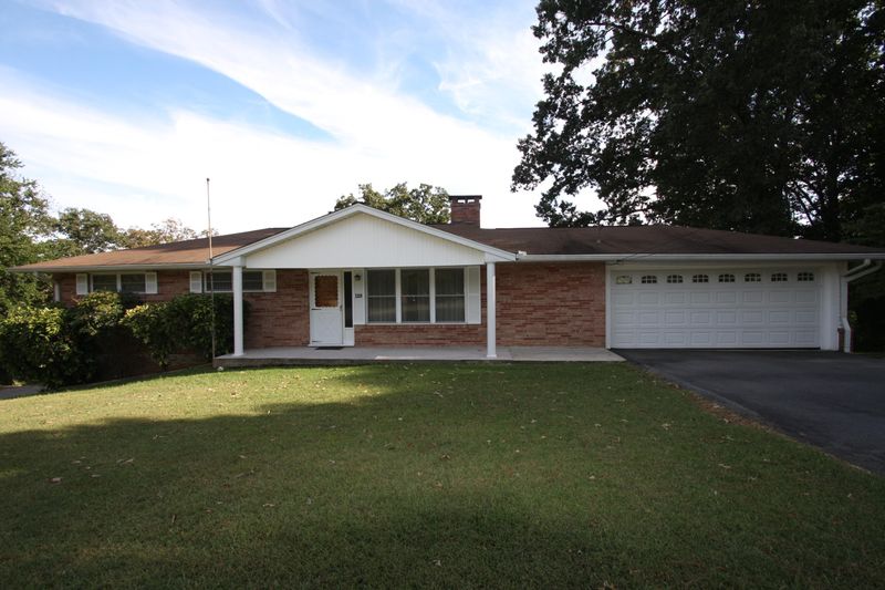 119 N Seneca Rd, Oak Ridge, TN 37830
