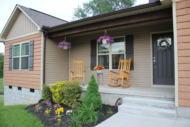 119 Storm Ln, Jacksboro, TN 37757