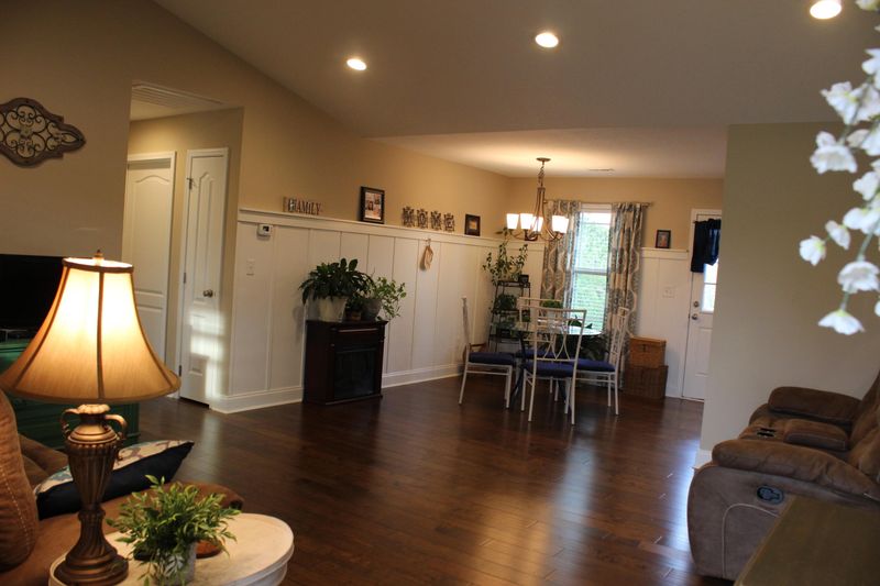 119 Storm Ln, Jacksboro, TN 37757