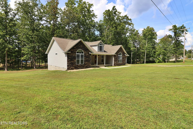 1190 Toomey Rd, Oneida, TN 37841