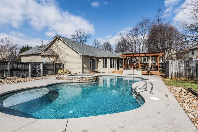 1196 Winding Way Dr, Knoxville, TN 37923