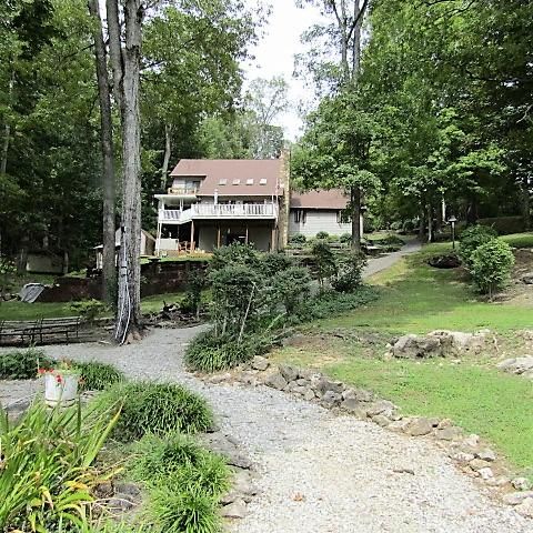 1198 Lakeside Dr, Jacksboro, TN 37757