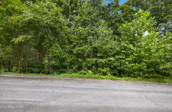 12 Hawthorn Pl, Norris, TN 37828
