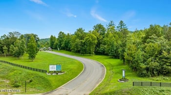 120 Black Oak Dr, Oak Ridge, TN 37830