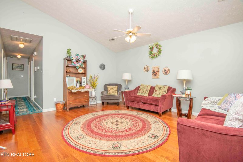 120 Emerald Ct Pl, Lenoir City, TN 37771