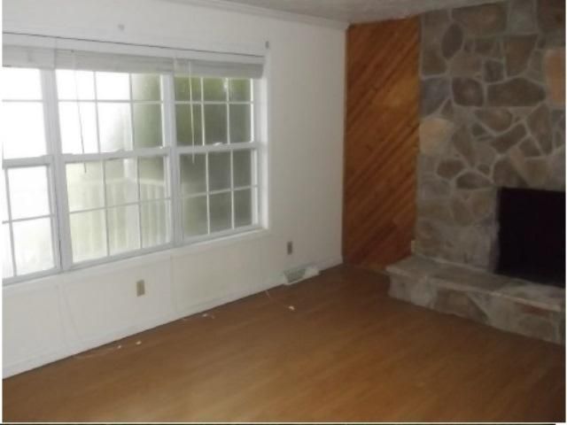 120 Henderson Ln, Jacksboro, TN 37757