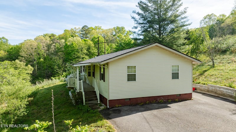 120 Huckleberry Ln, Rocky Top, TN 37769