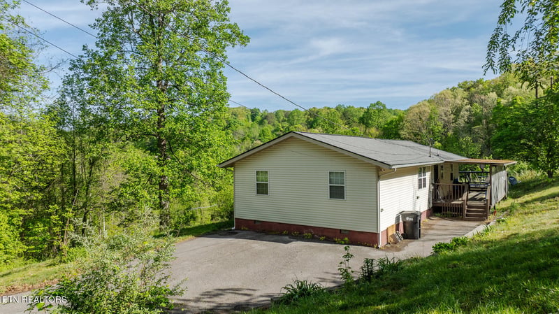 120 Huckleberry Ln, Rocky Top, TN 37769