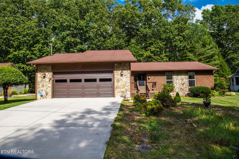 120 Lakeside Dr, Crossville, TN 38558