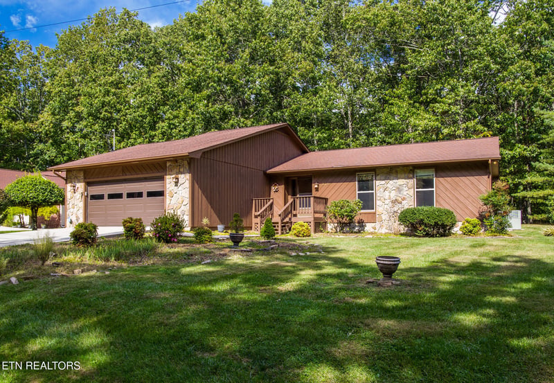 120 Lakeside Dr, Crossville, TN 38558