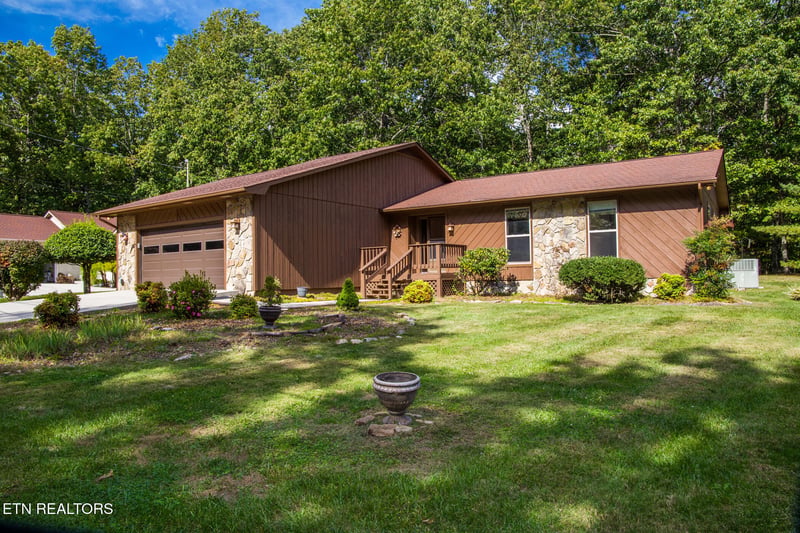 120 Lakeside Dr, Crossville, TN 38558