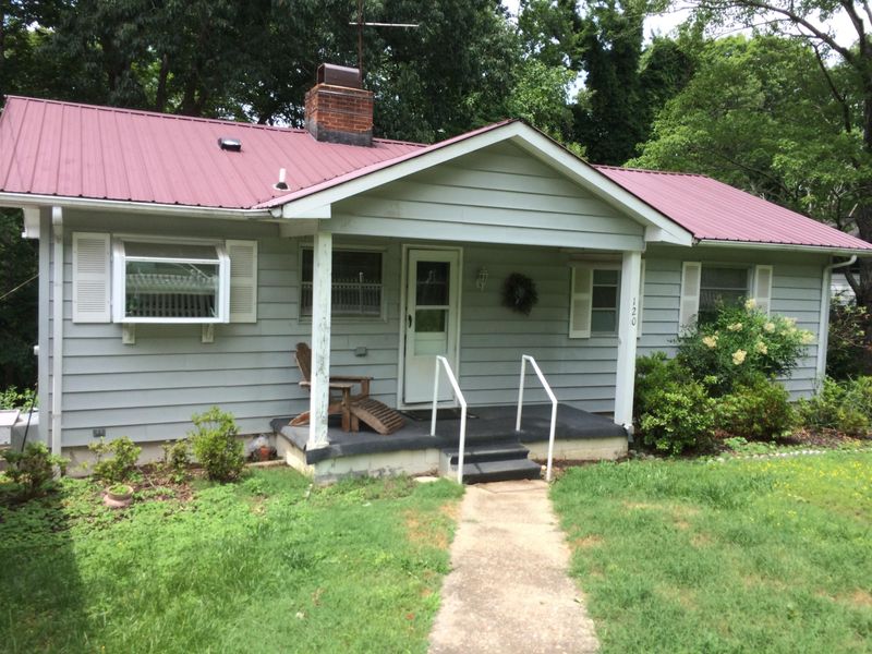 120 Maple Ln, Oak Ridge, TN 37830