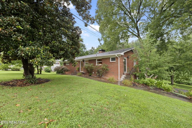 120 N Seneca Rd, Oak Ridge, TN 37830