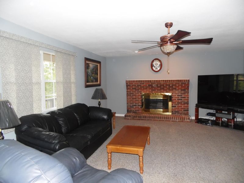 120 Old Pinecrest Ln, Jacksboro, TN 37757