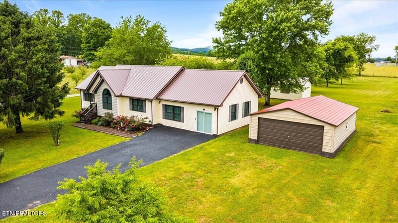 120 Oscar Ln, Speedwell, TN 37870