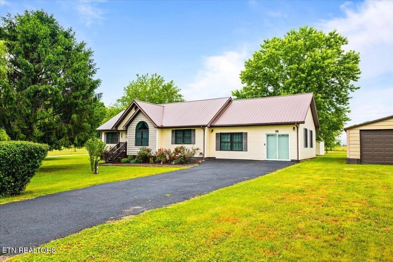 120 Oscar Ln, Speedwell, TN 37870