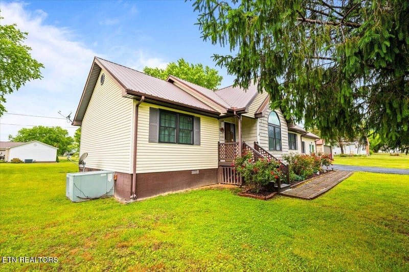 120 Oscar Ln, Speedwell, TN 37870