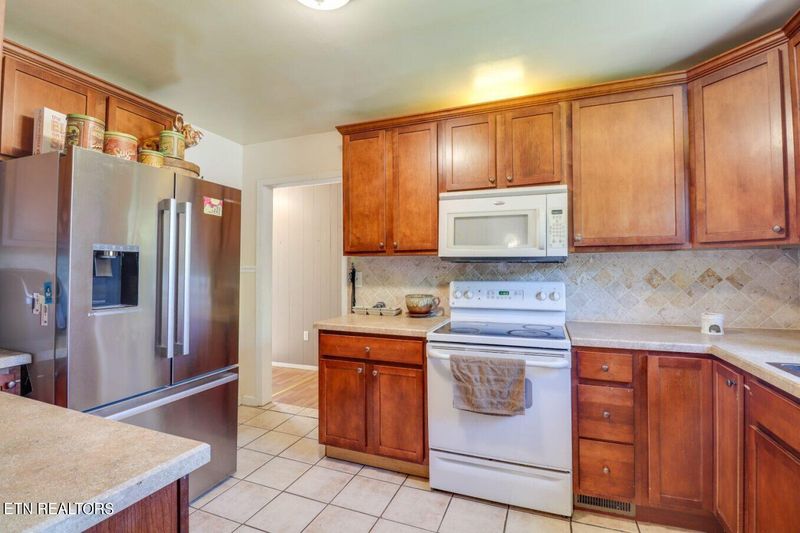 120 Salem Rd, Oak Ridge, TN 37830