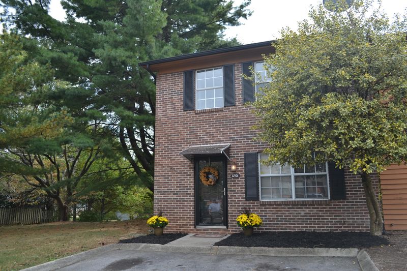 1201 Crest Brook Dr, Knoxville, TN 37923