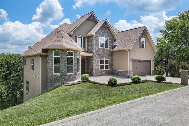 1202 Foxwood Dr, Sevierville, TN 37862