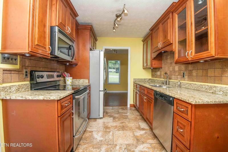 1203 E Woodshire Dr, Knoxville, TN 37922