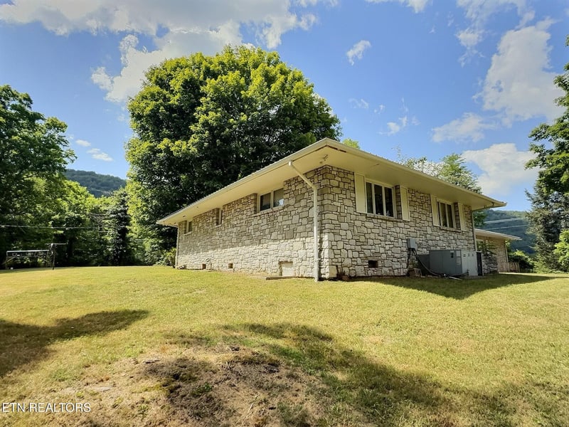 1206 Back Valley Rd, Lafollette, TN 37766