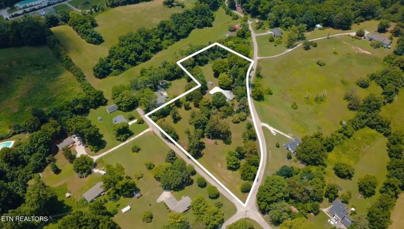 1206 Back Valley Rd, Lafollette, TN 37766