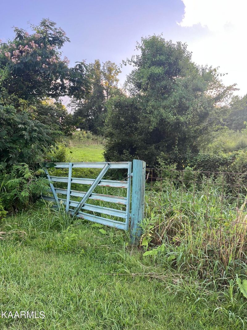 1207 Smith School Rd, Kodak, TN 37764