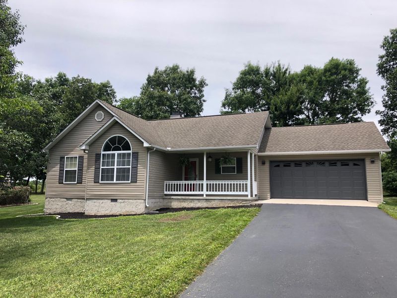 1207 War Eagle Dr, Crossville, TN 38572
