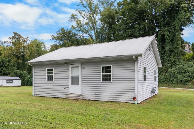 1208 Old Roane St, Harriman, TN 37748