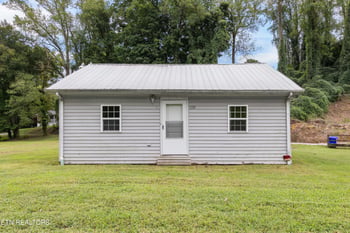 1208 Old Roane St, Harriman, TN 37748