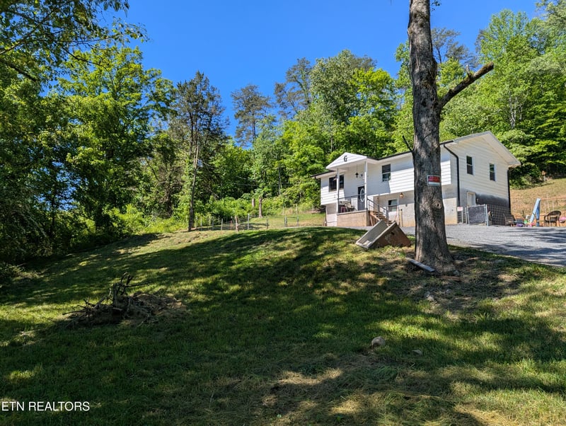 1209 E Bullrun Valley Dr, Powell, TN 37849