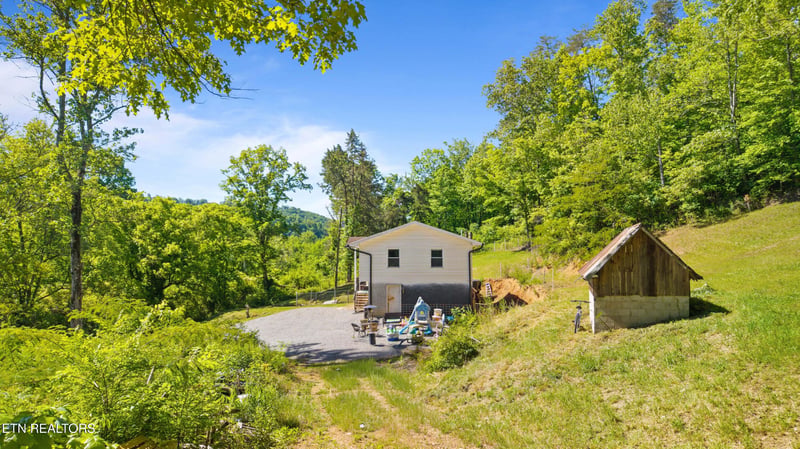 1209 E Bullrun Valley Dr, Powell, TN 37849