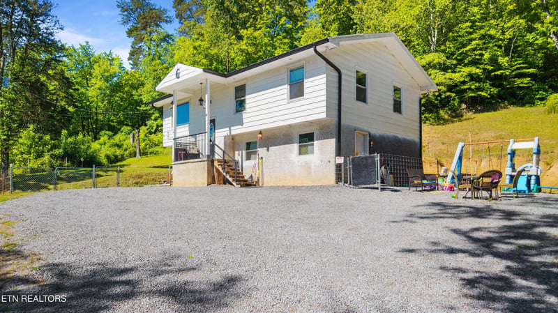 1209 E Bullrun Valley Dr, Powell, TN 37849