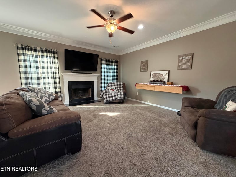 1209 Sky Top Ln, Powell, TN 37849