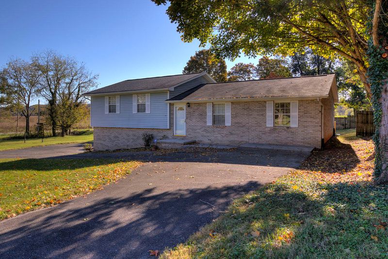 121 Benjamin Dr, Lenoir City, TN 37771